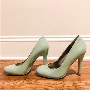 Jessica Simpson: Mint green patent leather pumps